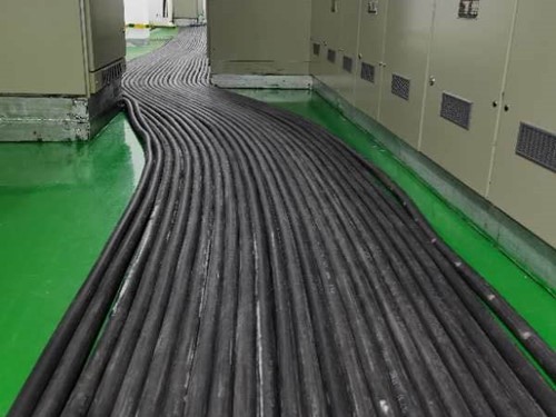 商城如何根据理论计算公式计算温度对特定电压测量结果的影响？